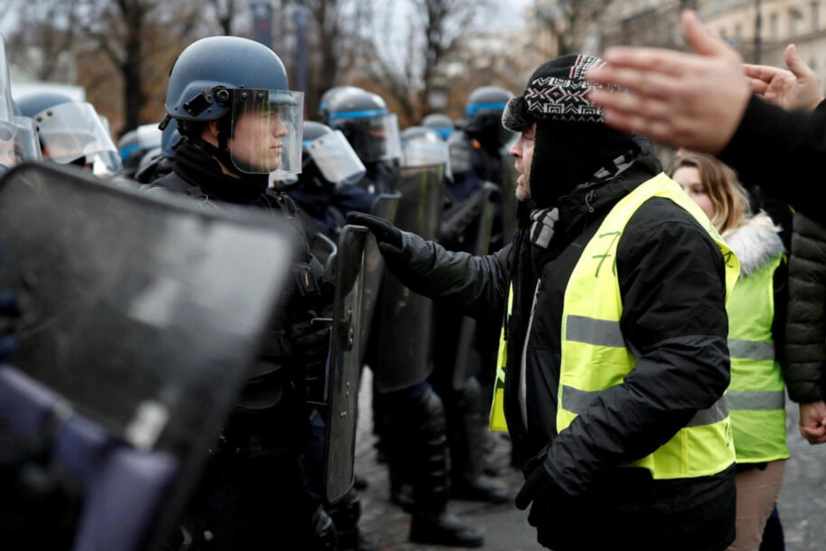 На улицы Парижа вышли "желтые жилеты", протестующие против властей и инфляции - ВИДЕО